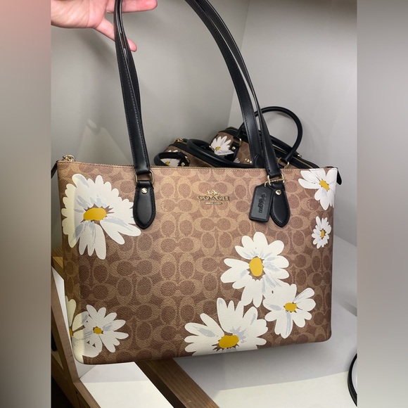 トートバッグ COACH Gallery Tote Bag In Signature Floral Print CZ589 NWT Coach Gallery Tote Bag In Signature Canvas With Floral
